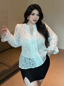 Flirla 大码女士优雅复古可爱V领3D刺绣蕾丝边衬衫，适合聚会和派对穿着 - 白色 - 查看 6