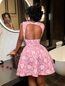 Slaydiva 2025秋冬新款甜美性感优雅粉色露背吊带A字迷你连衣裙，适合聚会、派对、夜店、新年、节日、圣诞节、约会、日常出行、旅游、购物、机场穿搭、早午餐穿搭、婚礼宾客穿搭、生日派对等场合。