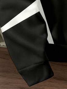 Manfinity Joysei 男士黑白印花纽扣领套头卫衣，适合秋冬季穿着 - 黑色 - 查看 3