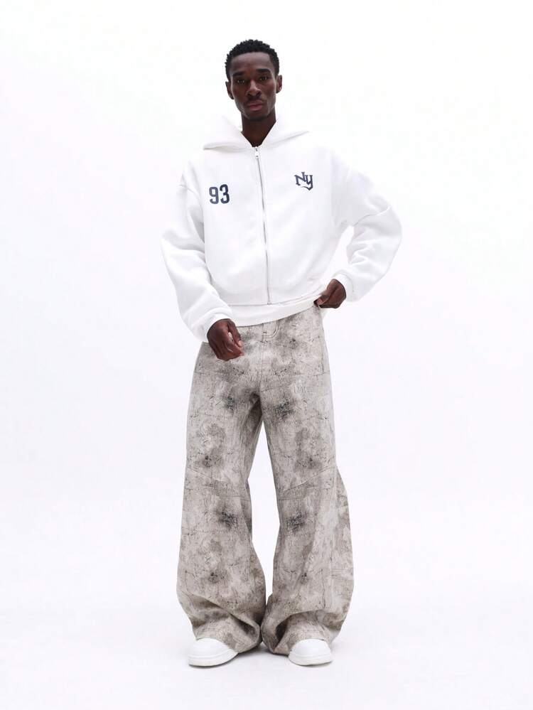 ネイビーのグラフィックが入ったホワイトのジップスルーパーカー