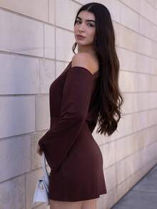 Andrea Bello Minimalistisches, bequemes Minikleid mit asymmetrischem Ausschnitt, geeignet für den täglichen Gebrauch - Braun - Übersicht 6