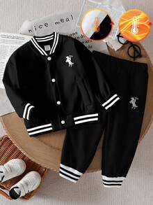SHEIN Playful Pals 男婴纯色刺绣Logo保暖外套+弹力腰保暖裤两件套，舒适保暖面料，轻便外套，纯色设计，适合秋冬季日常穿着、上学、运动及户外活动。黑色外套套装。 - 黑色 - 查看 1