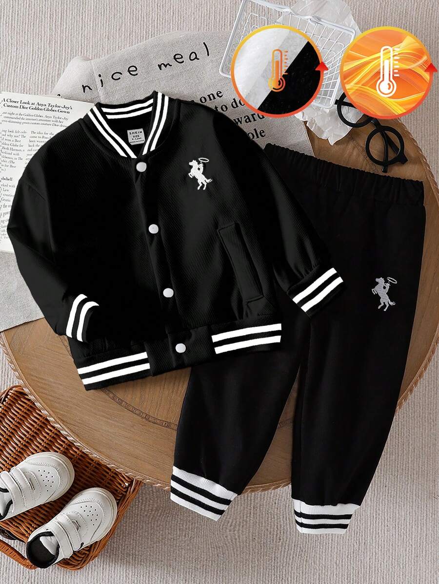 SHEIN Playful Pals 男婴纯色刺绣Logo保暖外套+弹力腰保暖裤两件套,舒适保暖面料,轻便外套,纯色设计,适合秋冬季日常穿着、上学、运动及户外活动。黑色外套套装。 - 黑色 - 查看 1