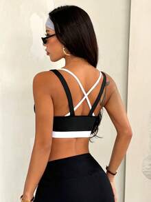 Dewbera Women's Seamless Contrast Trim Sports Bra - Black and White - View 2