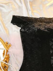 DelicateAllure Lencería de talla grande - Allure sexy, tirantes cruzados, hombros descubiertos, diseño patchwork de encaje - Negro - Ver 4