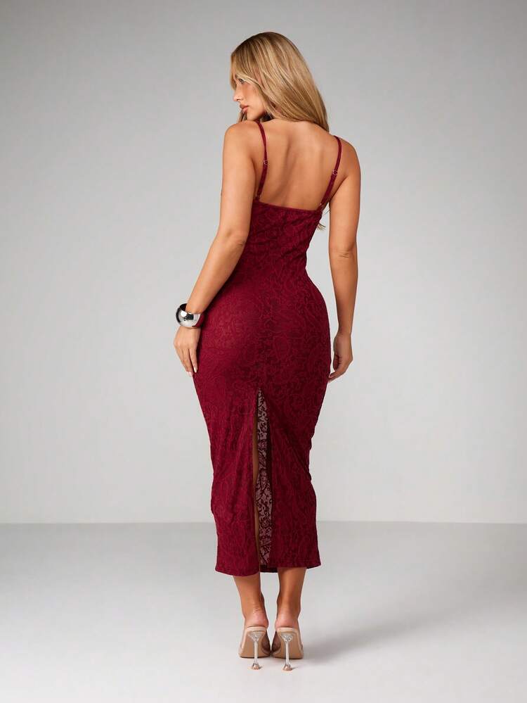 MISSGUIDED Vestido midi ajustado de encaje burdeos con tirantes finos y detalle de abertura en la espalda para ocasiones de noche