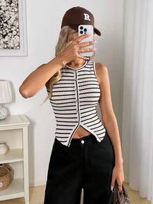 Easowa Blusa regata sem mangas com gola redonda, detalhe de botões falsos, fenda assimétrica e modelagem ajustada. Tecido texturizado listrado. Estilo casual, descontraído e elegante para o trabalho. Ideal para o outono/inverno. - Preto e Branco - Ver 3