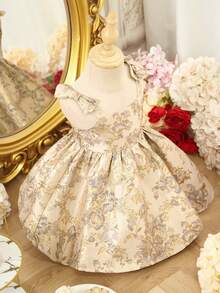 This Elegant Floral Sleeveless Textured Dress For Baby Girls Features A Gold Bow And Is Both Luxurious And Adorable. The Dress Boasts A Sophisticated And Ladylike Three-Dimensional Texture, And Is Made Of Brocade Fabric, Exuding Refinement And Elegance. - Multicolor - View 8