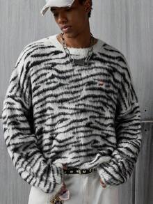 NEON BLANC Áo len chui đầu dáng rộng cổ tròn hở vai họa tiết ngựa vằn cho nam - Đen và trắng - Xem 2