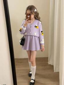 SHEIN Playful Pals 年轻女孩休闲、时尚又可爱的紫色花朵蜜蜂图案开衫搭配针织百褶裙两件套，柔软舒适，适合日常、各种场合和旅行。 - 淺灰紫 - 查看 3