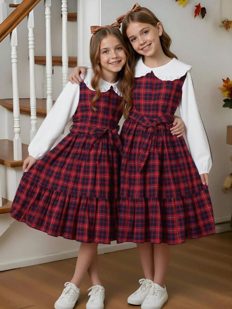 Sparklyn 这款复古风单件连衣裙采用红蓝白格纹图案，设计简洁时尚。宽大的荷叶边领口、对比鲜明的白色长款主教袖、腰间系带以及层叠荷叶边下摆，尽显优雅气质。中等厚度的无衬里梭织面料，修身剪裁，A字中长款设计，后背隐形拉链，方便穿脱。无论是周末早午餐、办公室休闲活动、都市漫步还是半正式聚会，都能轻松驾驭。尤其适合温暖的春日午后穿着。 - 紅色 - 查看 1