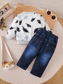 SHEIN 适合春秋季的男宝宝恐龙探险套装！活力四射的圆领印花长袖上衣，饰有栩栩如生的恐龙图案，方便穿脱。搭配仿牛仔无腰带长裤，打造恐龙主题男宝宝套装，适合秋冬季穿着。 - 灰色 - 查看 2