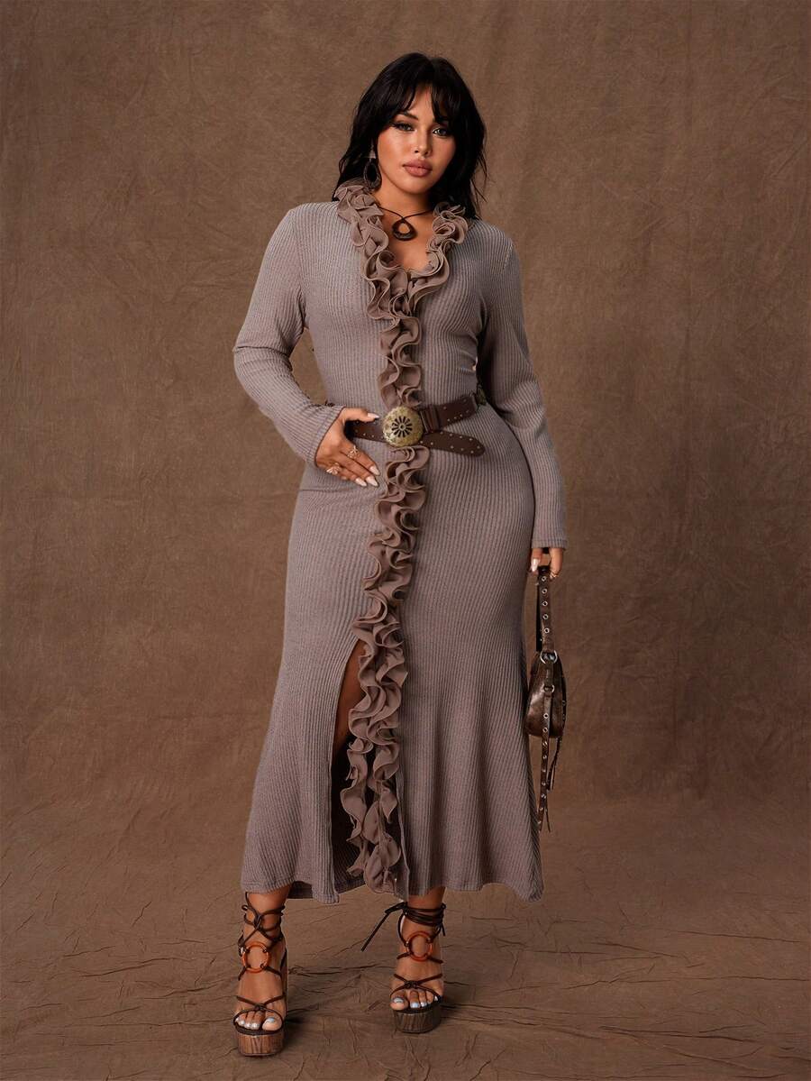 Rustia 秋季纹理罗纹荷叶边下摆开衩修身连衣裙（女款） - 卡其色 - 查看 1