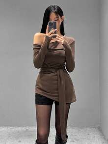 DAZY Asymmetrisches Damen T-Shirt Design, Off-Shoulder Langarm und Bindedetail, figurbetonter Passform - Braun - Übersicht 4