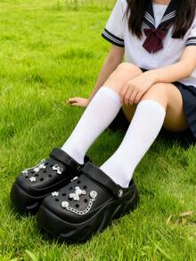 Sandalias para Mujer de EVA de Alta Calidad - Talón de 6 cm Ligero y Suave con Efecto Alargador, Antideslizantes y de Secado Rápido - Zapatos de mujer con diseño calado, decoración con lentejuelas DIY, estilo punk con suela gruesa y diseño calado, zapatos cómodos para el jardín,Zuecos de plataforma para mujer con elegantes accesorios metálicos, sandalias de plataforma estilo punk, fabricadas en material EVA cómodo y transpirable, adecuadas para paseos diarios y también para jardinería,Ultra Cómodas Sin Ruido, Resistentes al Olor y a la Suciedad, Fáciles de Limpiar, Diseño Minimalista Moda Aptas para Interior, Exterior, Playa y Uso Diario Prolongado. - Negro - Ver 10