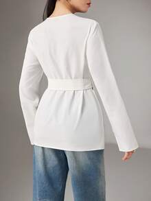 Heiryn Modna, jednokolorowa, damska koszula z długim rękawem, metalowym pasem i asymetrycznym dołem