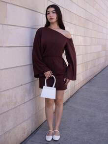 Andrea Bello Minimalistisches, bequemes Minikleid mit asymmetrischem Ausschnitt, geeignet für den täglichen Gebrauch - Braun - Übersicht 4