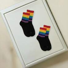 Calcetas para mujer, estilo moderno con rayas arcoíris, algodón transpirable, ajuste cómodo y holgado, corte medio, primavera-verano, para uso casual, deportivo y de moda, calcetas de tubo - Negro - Ver 2