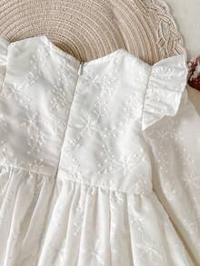 SHEIN LMoss Kids 女婴可爱优雅白色花卉刺绣荷叶边连衣裙 - 白色 - 查看 2