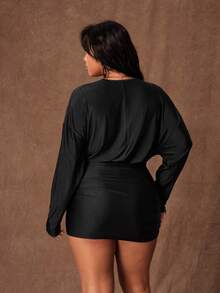 Rustia 大码性感优雅简约派对鸡尾酒礼服，深V领长袖修身迷你连衣裙，饰有金属装饰和腰带，秋冬款 - 黑色 - 查看 2