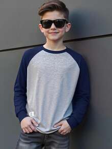男童撞色长袖T恤，休闲舒适，时尚百搭，面料柔软，适合日常穿着、上学、郊游、户外活动，四季皆宜。 - 藏蓝色 - 查看 1