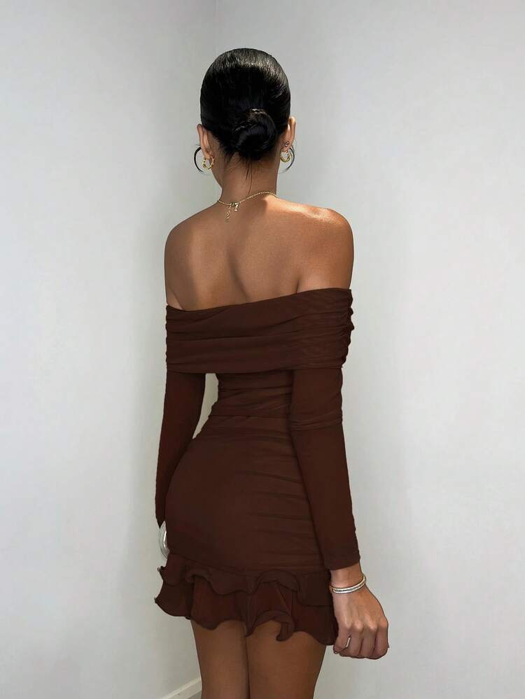 SHEIN BAE Vestido Curto Feminino de Manga Longa, Ombro de Fora, Malha Franzida, Cor Sólida Damasco, Decote Ombro de Fora, Bainha Babado Exagerado, Elegante e Doce, Adequado para Chá da Tarde, Passeios da Moda, Encontros, Passeios Doces, Saídas Noturnas, Vestido de Festa de Natal, Vestido de Réveillon, Looks Femininos para Férias, Vestido de Manga Longa, Looks Sexy Femininos, Looks Femininos para Balada, Vestido Curto de Manga Longa - Café - Visão 2