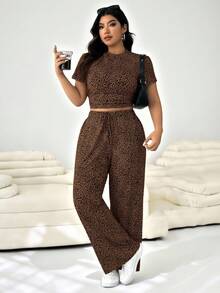 SHEIN EZwear Conjunto de pantalones y camiseta de talla grande con estampado de leopardo y pliegues en estilo retro - Café integral - Ver 5