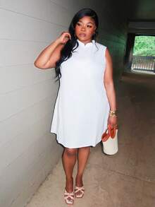 Enliva Locker sitzendes einfarbiges weißes ärmelloses Minikleid mit Stehkragen, rückenfreiem Design und Mesh-Stoff, Lässig, Elegant, Pendler & Party Kleidung für Mollige Frauen, Frühling/Sommer