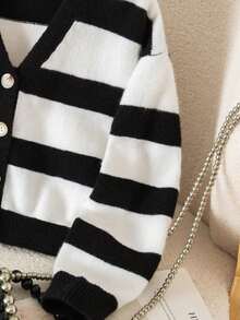 SHEIN 少女休闲V领宽松开襟纽扣衫，黑白条纹图案，适合秋冬季日常穿着 - 黑與白 - 查看 6