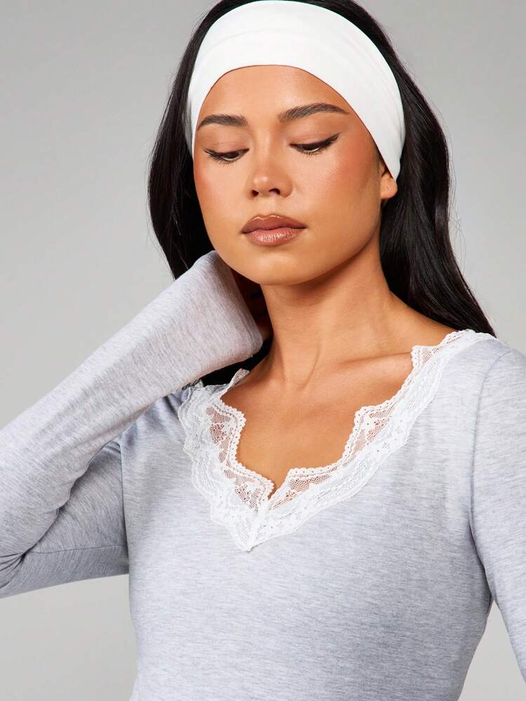 MISSGUIDED Lace Trim Long Sleeve V-Neck Top With Feminine Decorative Details For Casual Winter Wear And Everyday Style