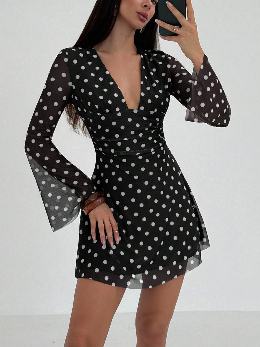 Aloruh 女士复古波点网纱印花性感深V领长喇叭袖迷你连衣裙，适合约会、外出、日常穿着、派对、舞会和教师着装 - 黑色 - 查看 1
