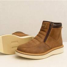 Botín casual para caballero con cierre lateral tipo zipper, acabado estilo nubuck, diseño acolchado en el empeine y suela ultraligera EVA antiderrapante ideal para uso diario, máxima comodidad y estilo urbano moderno
 Botín urbano para hombre con cierre lateral de fácil acceso, costuras reforzadas, suela ligera de alta duración y diseño acolchado que brinda confort superior perfecto para combinar con jeans, outfits casuales y jornadas largas - Café integral - Ver 3
