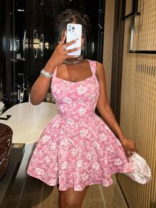 Slaydiva 2025秋冬新款甜美性感优雅粉色露背吊带A字迷你连衣裙，适合聚会、派对、夜店、新年、节日、圣诞节、约会、日常出行、旅游、购物、机场穿搭、早午餐穿搭、婚礼宾客穿搭、生日派对等场合。