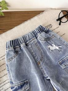 SHEIN LMoss Kids Baby Boy Casual Soft Cute Basic White Horse Embroidery Pattern Blue Denim Jogger Jeans Spring Summer,For Baby Spring/Summer Dailywear,Streetwear,Beach,Birthday For,Casual Jeans For,Vacation For Baby,Graphic Jeans,Jeans,2-Year-Old Jeans - Light Wash - View 3