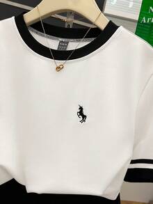 Everyssa 女士时尚休闲运动风刺绣撞色条纹圆领宽松T恤和高腰抽绳斜插口袋宽松休闲运动短裤两件套 - 黑與白 - 查看 3