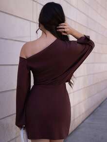 Andrea Bello Minimalistisches, bequemes Minikleid mit asymmetrischem Ausschnitt, geeignet für den täglichen Gebrauch - Braun - Übersicht 2