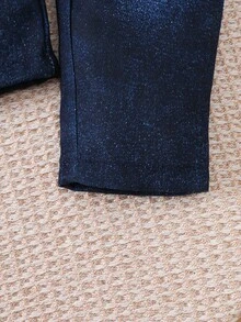 SHEIN 适合春秋季的男宝宝恐龙探险套装！活力四射的圆领印花长袖上衣，饰有栩栩如生的恐龙图案，方便穿脱。搭配仿牛仔无腰带长裤，打造恐龙主题男宝宝套装，适合秋冬季穿着。 - 灰色 - 查看 5