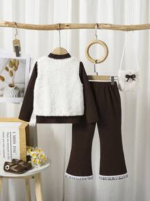 Conjunto infantil feminino com colete de pelúcia com laço, blusa canelada de manga comprida, calça flare com babados e bolsa transversal de pelúcia. Ideal para a escola, perfeito para a primavera e o outono. - Multicolorido - Ver 2