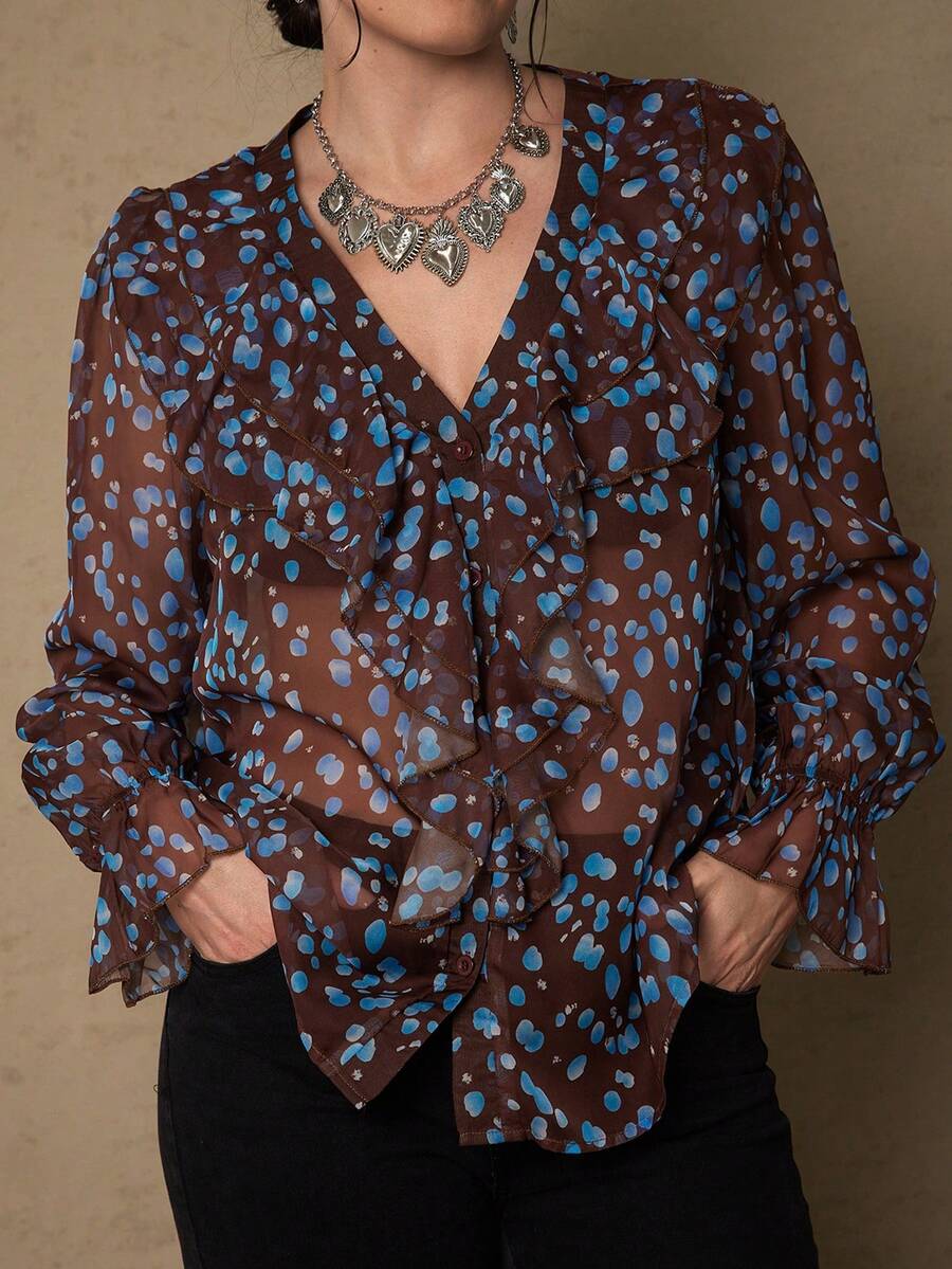 SHEIN LUNE 这款大码V领优雅衬衫，领口饰有荷叶边，袖子呈喇叭形。作为时尚系列的一部分，这款优雅的女式衬衫适合婚礼、新年、圣诞节、春夏、情人节等各种场合。它也适合正式场合和优雅的办公着装。此外，它也是日常穿着、通勤和参加派对的理想之选。