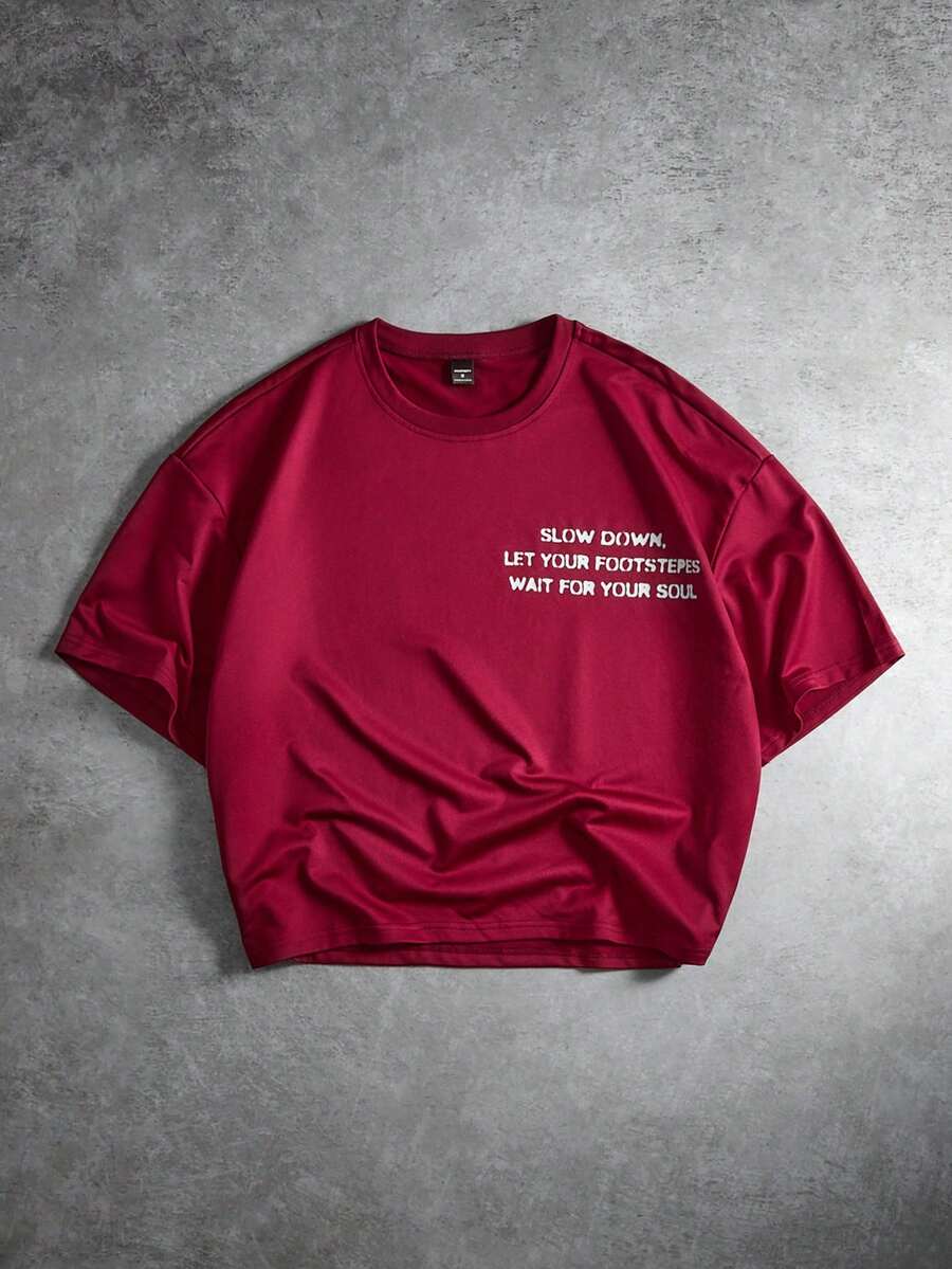 Manfinity Roghcode Men's Slogan Graphic Print Round Neck Short Sleeve T-Shirt Burgundy Dark Red Summer Streetwear City Break Oversized Drop Shoulder Relaxed Fit Tee - Burgundy - View 1