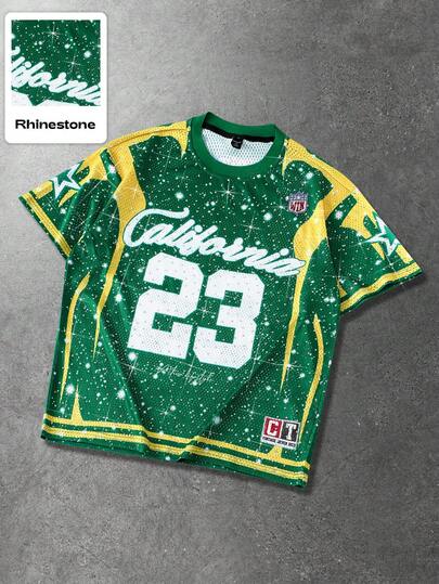 Street Life Nuova maglietta estiva da uomo con design completo, impreziosita da strass, stile sportivo americano da strada, con stampa numerica e inglese a maniche corte. Mostra un vivace top da basket rosa con audace testo bianco corsivo "California" e prominente numero bianco "23" insieme a grafiche a stelle.