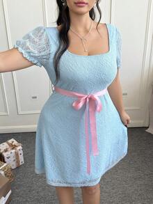 SHEIN EZwear 加大码蕾丝迷你连衣裙，方领，短袖，腰部系带，蓝色，适合度假、约会和各种场合，春夏款 - 藍色 - 查看 7