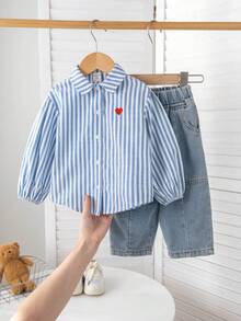 SHEIN 1 paquet Chemise à manches longues avec col châle, rayures bleues et blanches, motif cœur, pour bébé fille. Confortable, casual, polyvalente et pour un usage quotidien. Convient pour les anniversaires, soirées, représentations, mariages, baptêmes, cérémonies d'ouverture, intérieur et extérieur, vie quotidienne, sports, jeux, photos, vacances, festivals. Adapté pour le printemps, l'automne et l'hiver. - Bleu azur - Voir 7