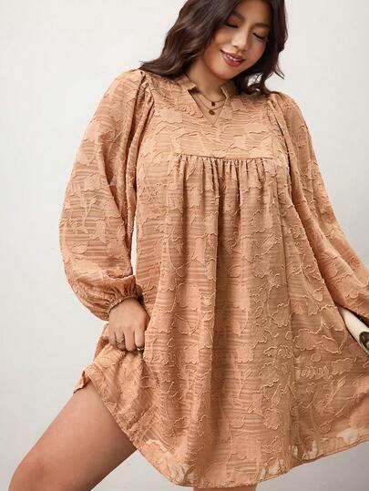 Enliva Vestido curto plus size feminino em jacquard, modelo evasê, manga longa e caimento solto, ideal para corpo tipo maçã.