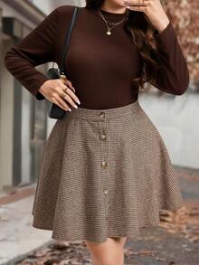 SHEIN LUNE Conjunto elegante de 2 piezas de talla grande con blusa de cuello redondo de manga larga lisa y falda con estampado a cuadros, ropa de otoño de talla grande - Marrón - Ver 5