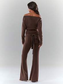 SHEIN Glamour Top de manga larga con hombros descubiertos y costillas en color marrón con estampado de lunares, combinado con pantalones pitillo acampanados. Conjunto de 2 piezas para mujer, estilo vintage casual para exteriores, estilo callejero y uso diario. Conjunto de top y pantalones de manga larga. Conjunto marrón de 2 piezas para mujer. Conjunto de salón marrón para mujer. Conjunto de manga larga marrón para mujer. - Marrón - Ver 2