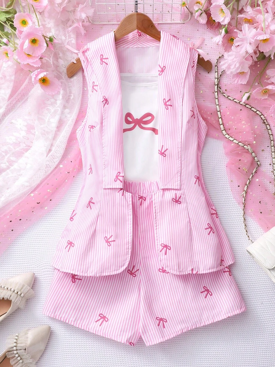 Sparklyn 适合8至12岁女孩，时尚、优雅、可爱、甜美、个性、休闲，粉色条纹蝴蝶结印花无袖背心搭配白色短背带和粉色蝴蝶结印花短裤三件套，适合春、夏、秋等所有季节。