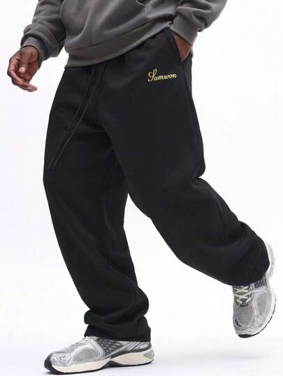 Pantalon de survêtement pour hommes SUMWON, pantalon de sport ample noir | Style de rue | Essentiel pour INS | Confort décontracté | Indispensable pour les vacances. Ces pantalons de sport amples noirs sont faits d'un tissu de haute qualité, offrant confort et respirabilité, parfaits à porter avec n'importe quel vêtement de sport ou décontracté. Le design minimaliste en fait un choix idéal pour diverses occasions. Uni