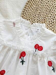 SHEIN Vintaside Kids Đầm công chúa dáng rộng thanh lịch cho bé gái, cổ áo xếp ly, tay phồng, thêu jacquard, hai lớp viền xếp ly, đầm công chúa tay dài in họa tiết hoa anh đào màu mơ cho bé gái, phiên bản mùa đông. Cổ tròn, tay phồng dài với chi tiết xếp ly, kiểu dáng giản dị và ngọt ngào với họa tiết hoa mơ. Hoàn hảo cho những buổi đi chơi thường ngày, mặc hàng ngày, cắm trại, họp mặt gia đình, kỳ nghỉ và chụp ảnh. Chiếc đầm tươi tắn và sành điệu này kết hợp phong cách preppy đa năng với vẻ năng động, phù hợp cho trang phục hàng ngày. Thiết kế ngọt ngào và mộc mạc làm cho nó phù hợp cho mùa thu, đông và xuân. - trắng - Xem 8