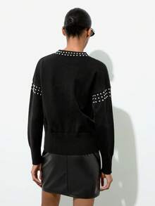 Maija 女士宽松珍珠装饰长袖毛衣，经典黑色搭配亮片点缀，时尚优雅。适合休闲、社交场合，也是秋季百搭单品，尽显女性的优雅与时尚。舒适宽松的版型设计，兼具舒适与活力，不容错过的毛衣。 - 黑色 - 查看 6